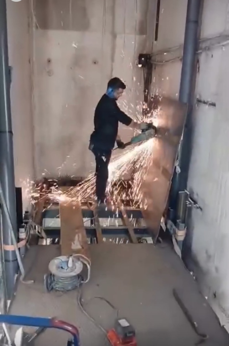 Demontage und Rückbau von Metallkonstruktionen mit dem Winkelschleifer